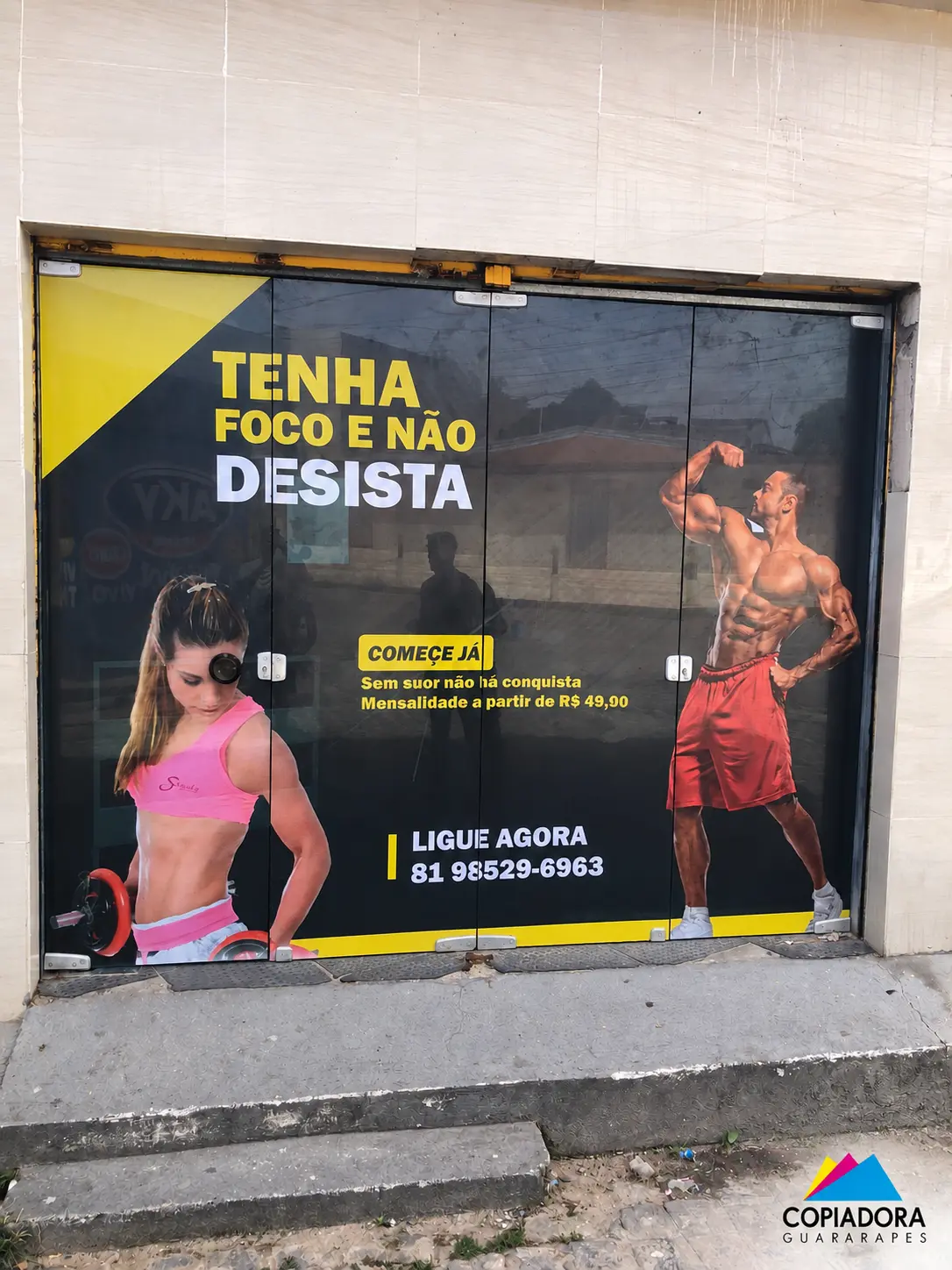 Vitrine adesivada — academia