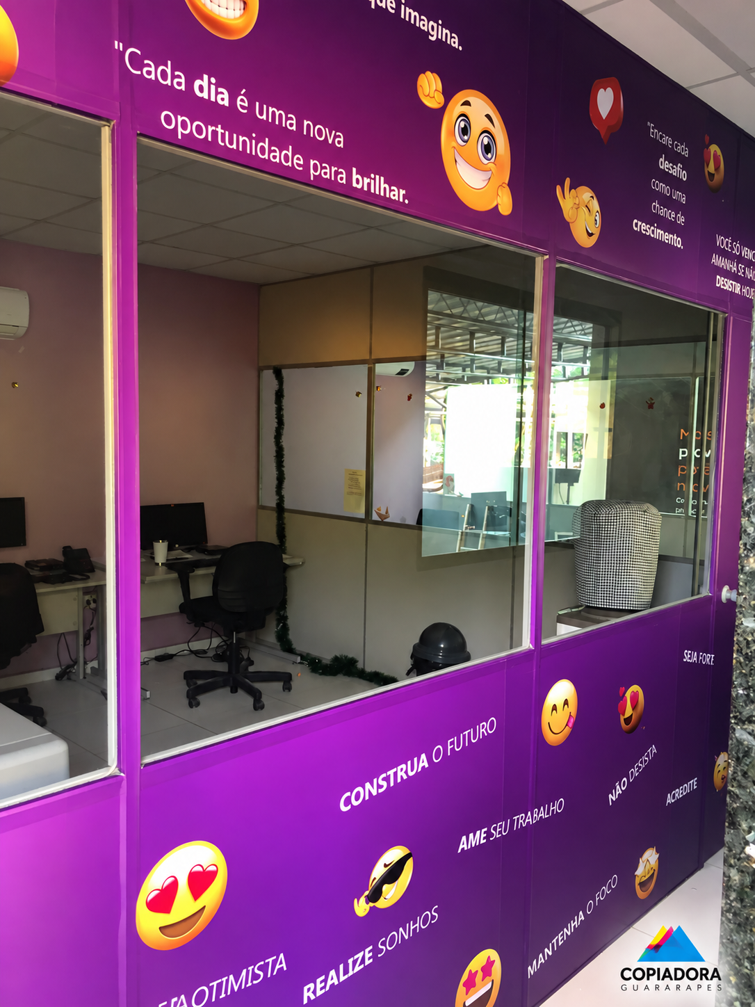 Adesivo em vidro — ambiente corporativo