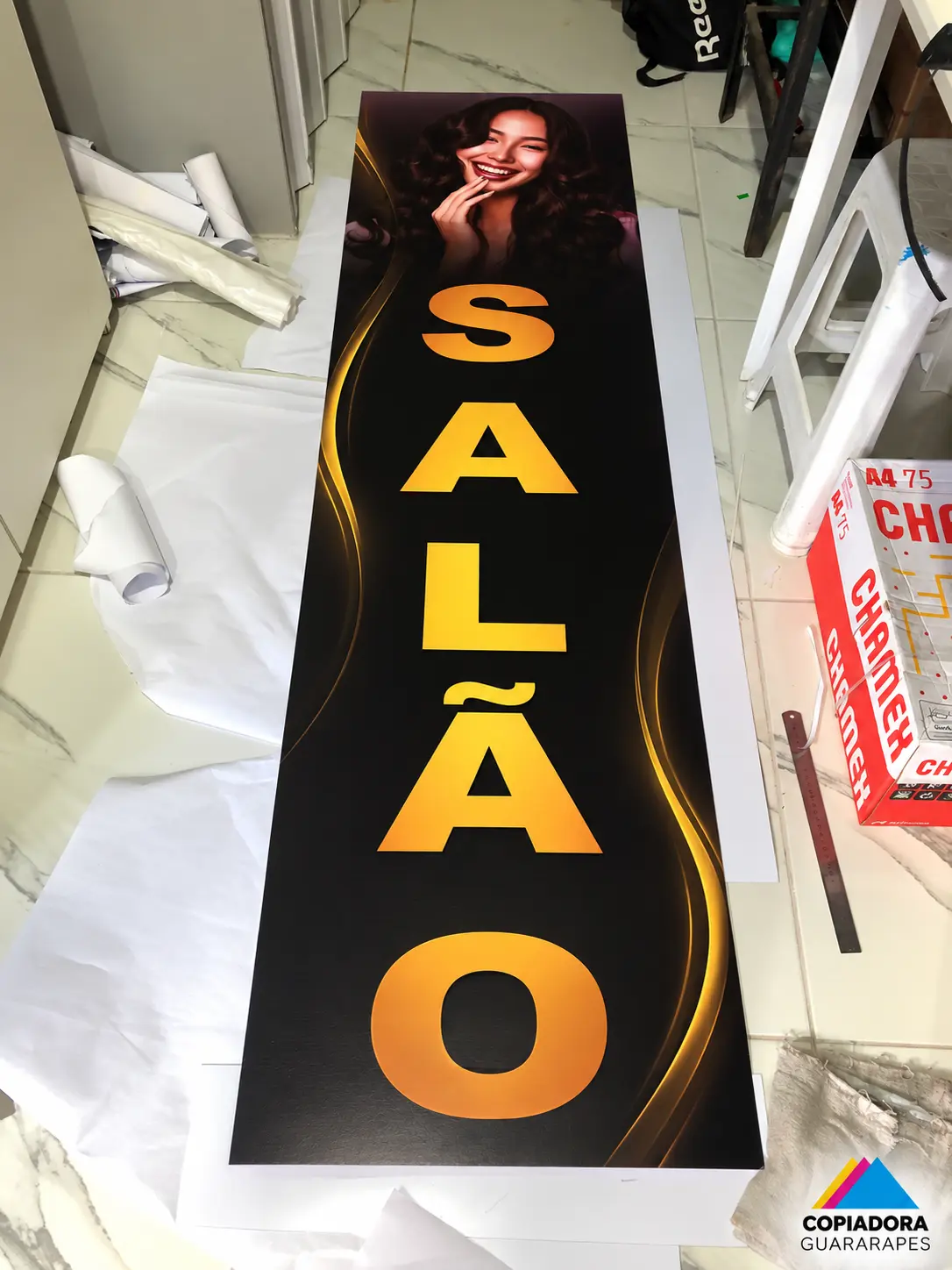 Placa de PVC vertical — Salão
